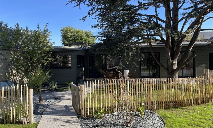 Bernieres-sur-Mer Casa | Le clos du cèdre 250 m from the sea, garden and wood-burning stove