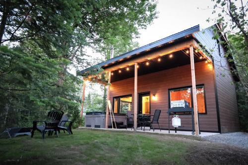 Shannon Casa | Le Colvert - Waterfront Cabin with Spa