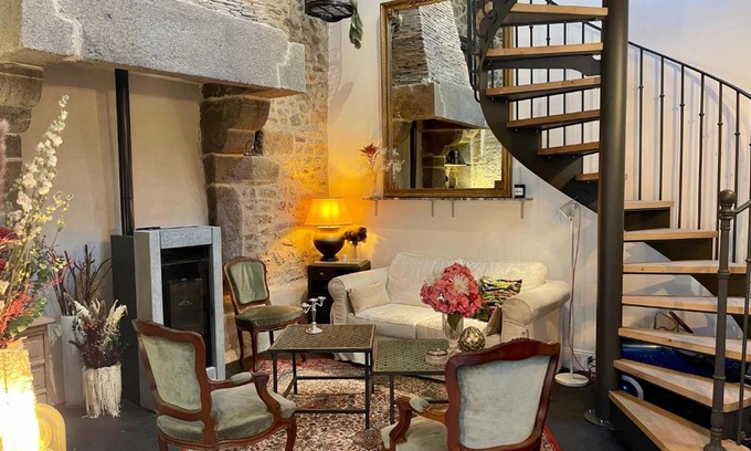 Combourg Casa | LE COTTAGE Gîte de charme au pied du Château