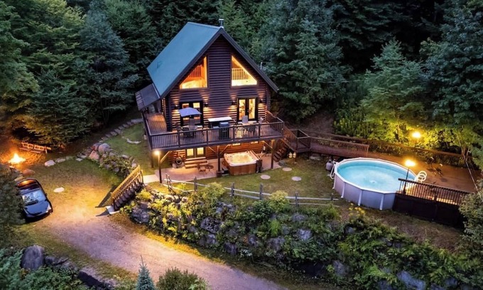 St-Adolphe-d'Howard Casa | Le Courchevel Luxe Chalet + Private Pool & Jacuzzi