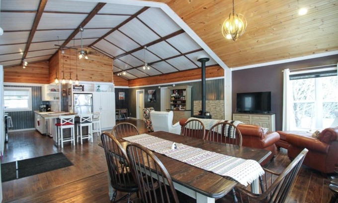 Saint-Andre-Avellin Chalet De Esquí | Le Duc on the Lake - Cozy waterfront Cottage