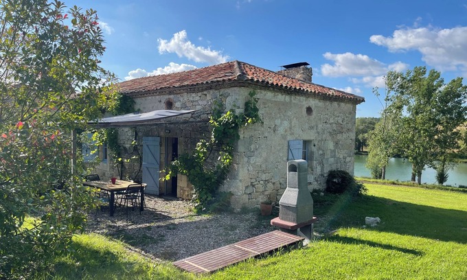Montpezat Casa | Le Gîte de « La Chartreuse » Maison en Pierre Rénovée Avec Immense Piscine