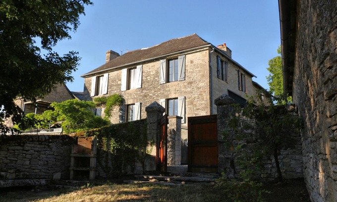 Palmas-d'Aveyron Casa | Le gîte de la glycine, renovated house, terrace with magnificent view, enclosed garden