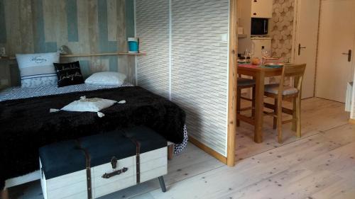Arrest Cama Y Desayuno | le haut village Chambre d'hôtes Mobi-Loft cosy sauna ,douche ,chromothérapie