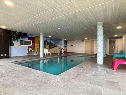 Coulombs Villa | Le Havre Normand Villa piscine intérieure terrain de pétanque baby foot, ping pong, table de poker, billard, terrasse aménagée, jardin, proche plages du débarquement entre Caen et Bayeux