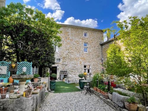 Vallon-Pont-d'Arc Hotel | Le Manoir du Raveyron