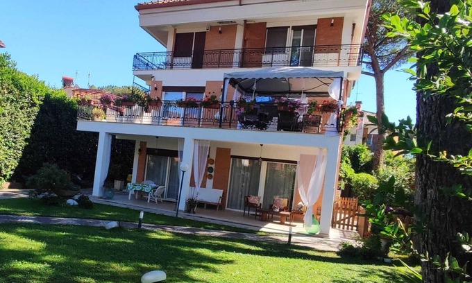 Capannelle Apartamento | "Le Maripose" Appia Antica Luxury apartment in the green with garden and Jacuzzi