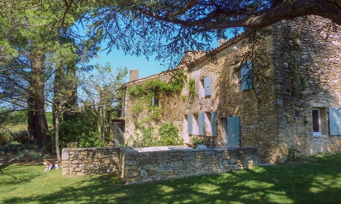 Puyvert Casa | Le Mas Charpin se encuentra en el sur de Luberon en Puyvert; Lourmarin está a 2 km.