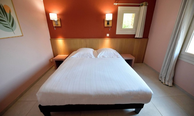 Orange Hotel | Le Mas Des Aigras - Hôtel & Restaurant