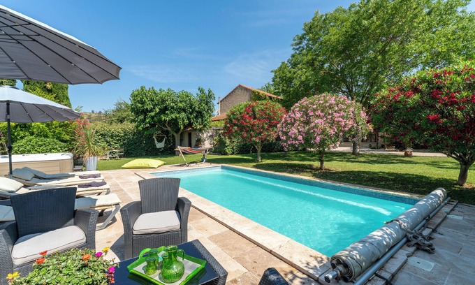 Graveson Casa | Le Mas Des Pins con piscina compartida, Wi-Fi y aire acondicionado