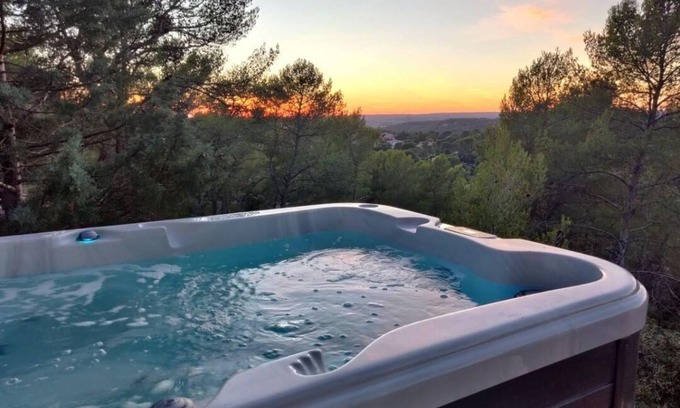 Bouc-Bel-Air Apartamento | Le Moulin Rouge Provençal : charming old windmill with hot tub close to Aix