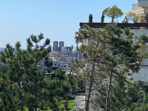 Reims Apartamento | Le Mun,3 étoiles-T2-60m2-balcon-parking-wifi-linge-produits-face à la gerdarmerie-vue cathedrale