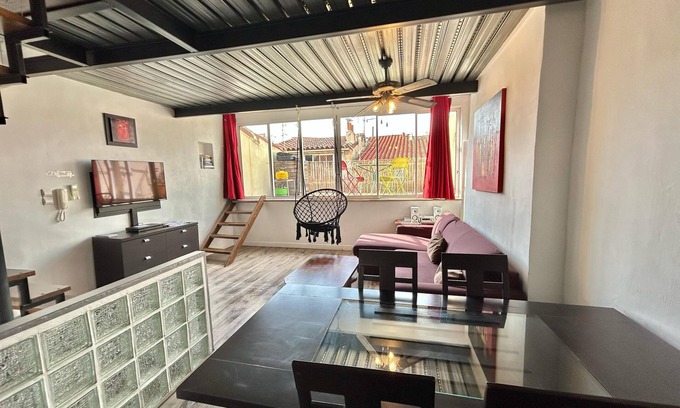 Quartier du Panier Apartamento | Le Panier- Superb duplex with sea view, terrace and spa bath near Vieux-Port