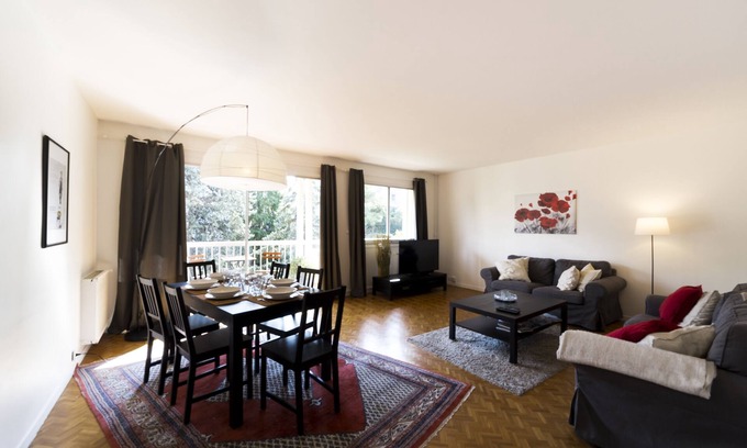 Monplaisir Apartamento | El Parc des Frères Lumière - balcón y aparcamiento