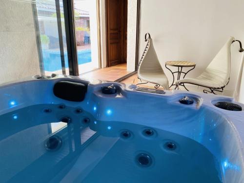 La Crau Casa | Le Patio Bleu