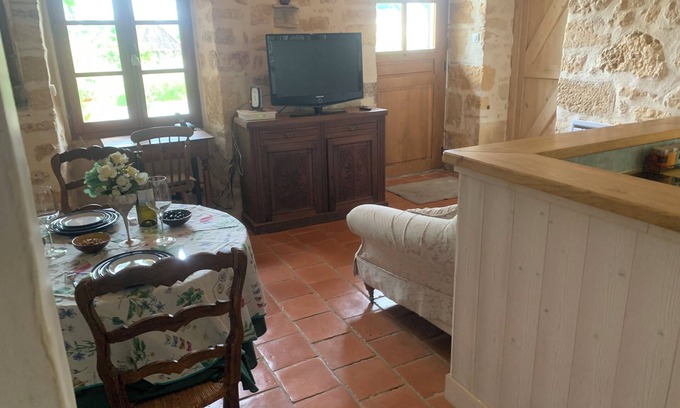 Saint-Crepin-et-Carlucet Casa | Le Petit Gite au Manoir de Carlucet. Friendly pub/restaurant a short walk.