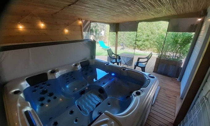 Portbail Chalet De Esquí | Le Petit Chalet Avec son Jacuzzi Couvert