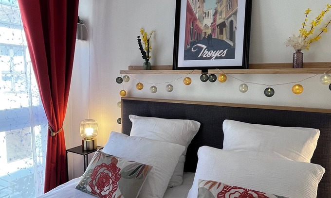 Old Town Apartamento | "Le petit Foch" Studio Chic Parking INCLUSIVE, Place de l'Hôtel de ville.