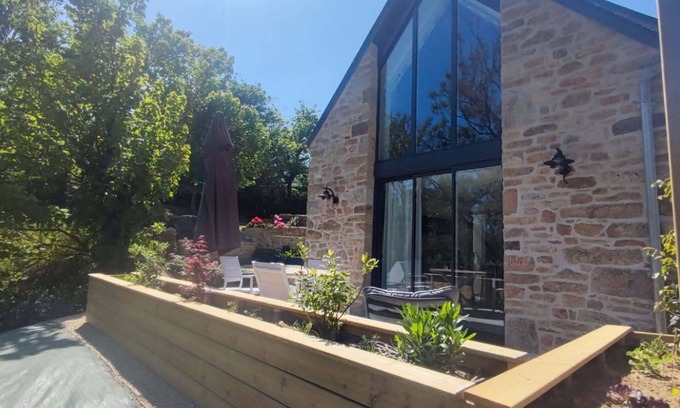Ploudalmezeau Casa | Le petit moulin de Kerloroc, a haven of peace with swimming pool for lovers.