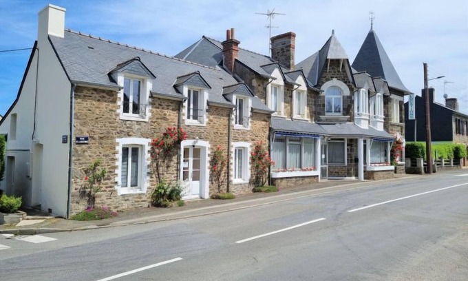 La Richardais Apartamento | Le Petit Robinson by Interhome