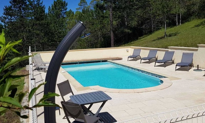 Saint-Germain-de-Belves Villa | Le Pigeonnier, private heated swimming pool, green setting, fiber housing