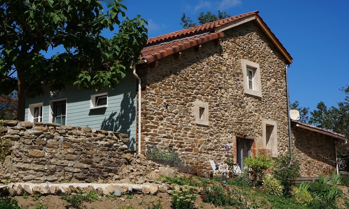 Blesle Cabaña | Le Poulailler es una lujosa y cómoda casa de vacaciones soleada.