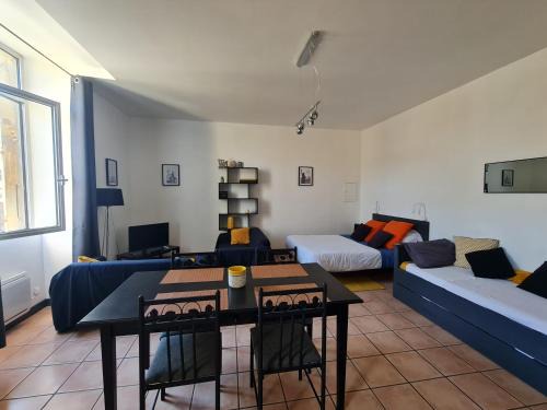 Villeneuve-les-Beziers Apartamento | LE PRIEURE - STUDIOS jusqu'à 4 personnes