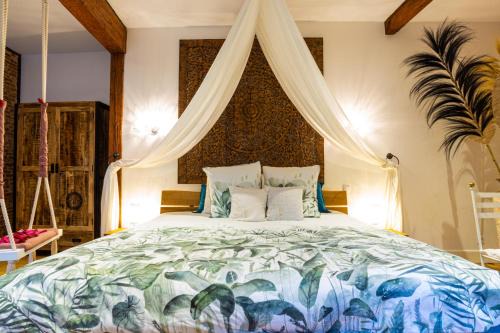 Verfeil Casa | LE PRIEURE - Suites romantiques spa privatif, piscine, jardin, massages proche de Toulouse