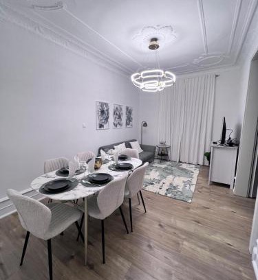 Kable Apartamento | Le Rapp 6, Appartement de Standing 3 chambres, 7 personnes &1 bébé, Cosy et familial ultra équipé Emplacement Idéal proche Gare Centre ville Marchés de Noël Quartier Tribunal Contades