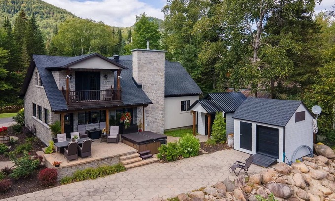Saint-Brigitte-de-Laval Chalet De Esquí | Le Riverain | Spa and river