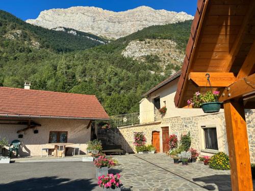Le Glaizil Cama Y Desayuno | Le Rocher des Ducs, Appartement & Chambres, abris voitures et motos