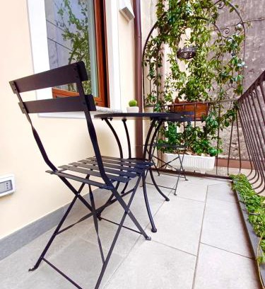 Lesa Apartamento | LE RONDINI - Courtyard apartment with balcony & terrace