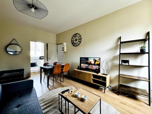 Sens Apartamento | Le Saint - By 69ALSACELO- 3 Chambres Séparées - Idéal Pro & Famille - Patio Privé - Proche Centre Ville - Smart TV - WiFi Fibre - Check-in Autonome - Parking Facile & Gratuit