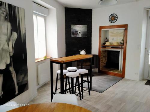Menil Casa | Le voyage chez pascale et yanis