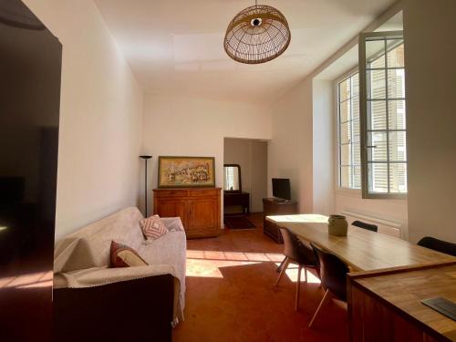 Cannes City Centre Apartamento | Le Zeus - Cannes Villa St Henri seafront unique 2bedrooms