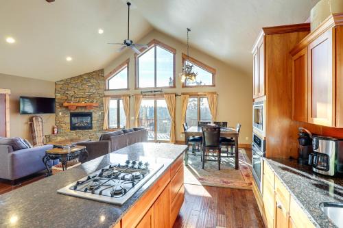 Lead Casa | Lead Cabin Rental with Private Hot Tub and Game Room!