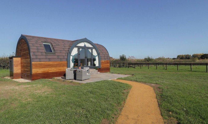 Newent Cabaña | LEADON VIEW WILLOW, pet friendly, with a garden in Newent