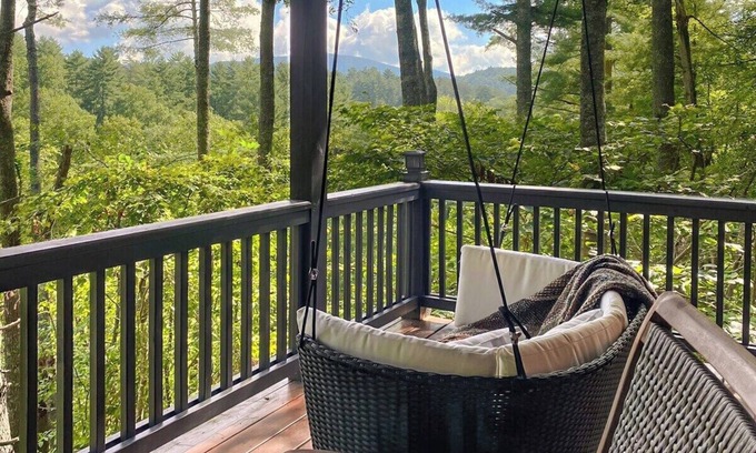 Hidden Lake Cabina | Leaf & Log Serene Cabin w/ Lounge Deck & Firepit