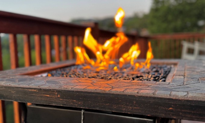 Wolf Laurel Cabina | Hot Tub-Balcony-King-Parking-Smart TV-5 TVs-BBQ