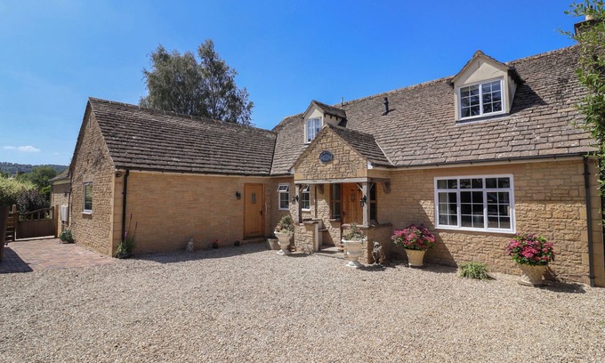Great Witcombe Cabaña | LEAFIELD COTTAGE, pet friendly, with a garden in Brockworth