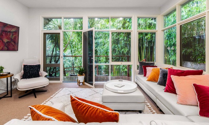 Cremorne Casa | Leafy Retreat with Deck & City Convenience