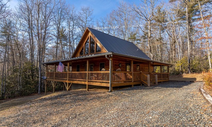Linville Falls Cabina | Leafy Way Lodge - private log home, hot tub, fire pit, 30min to skiing