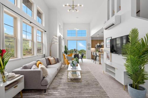 Makaha Valley Casa | Lealea by AvantStay Ocean Mountain Views