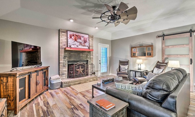 Granbury Casa | 'Leaping Toad Ranch' ~ 9 Mi to Lake Granbury!