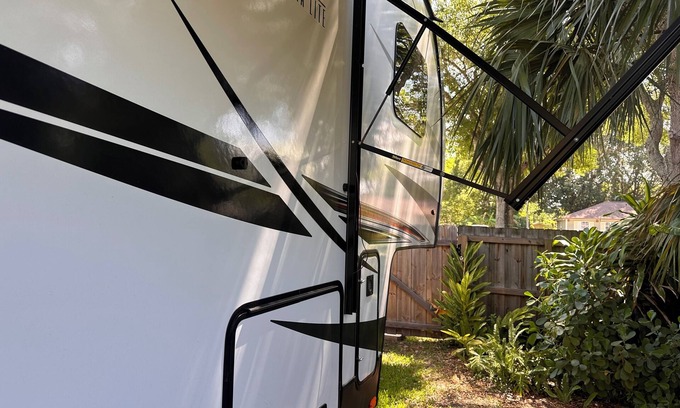 Winter Garden Casa | Learn how to camp RV style in this Lux RV which sleeps up to 8 people.