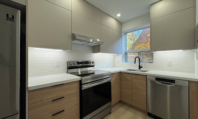 East York Apartamento | Leaside 2BR with parking and laundry, family and pet friendly neighbourhood