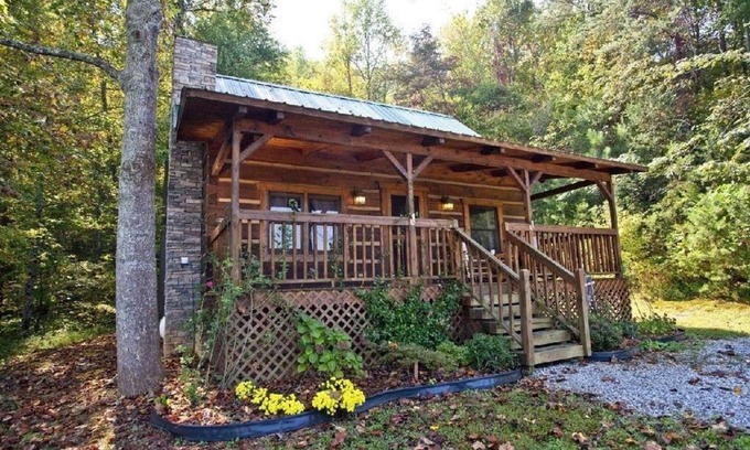 Tellico Plains Cabina | Leave the stress behind!- private hot tub, pet and motorcycle friendly, let peace and nature surround you! 2 Bedroom Home by RedAwning