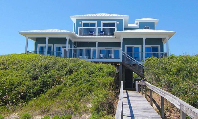 Sea Palm Village Casa | DEJE SUS PREOCUPACIONES AL SURFSIDE. Toma el paseo marítimo privado y estarás a solo unos pasos de la playa.