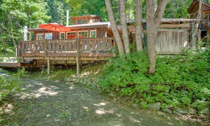 Leavenworth Casa | Leavenworth Cabin with Private Hot Tub!