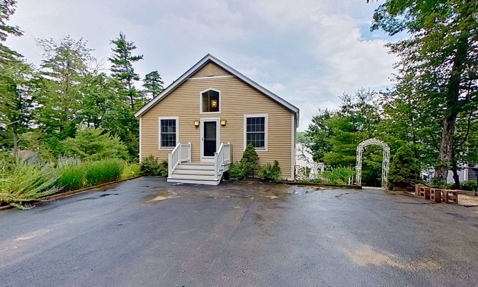 Moultonborough Casa | Leaward Shores Guesthouse | Lake view home in Moultonborough with dock & deck
